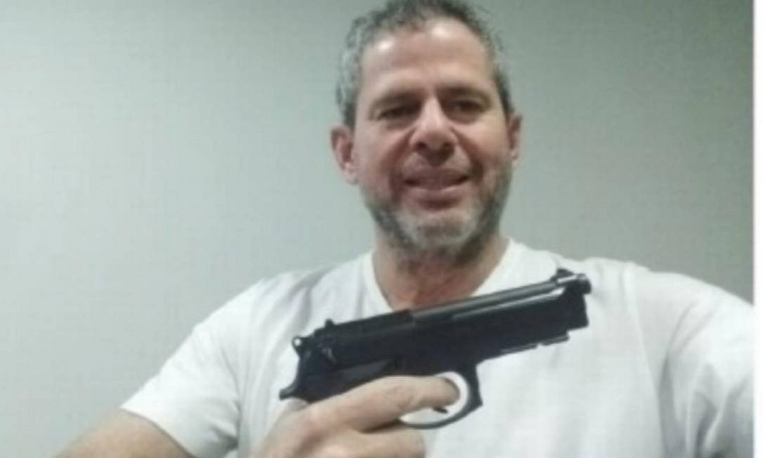 Dario Messer com pistola