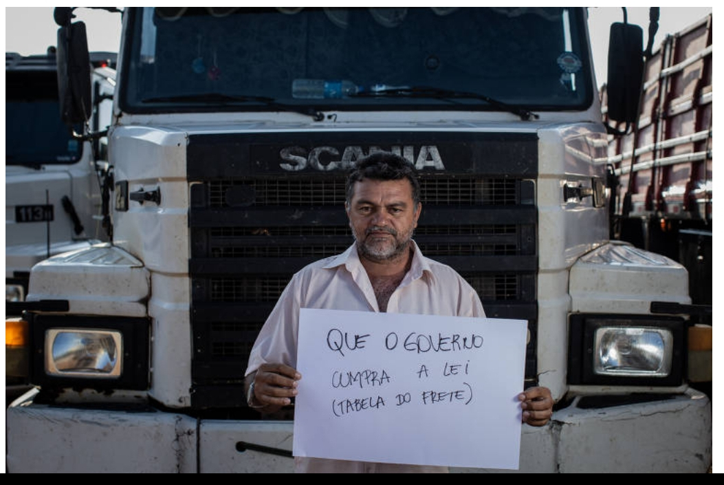 Caminhoneiro com cartaz