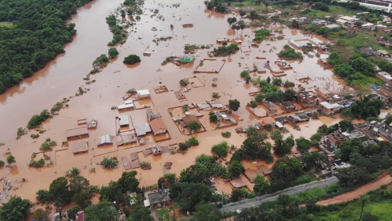 Santa Luzia, na Grande BH, ficou alagada após chuva de sexta-feira